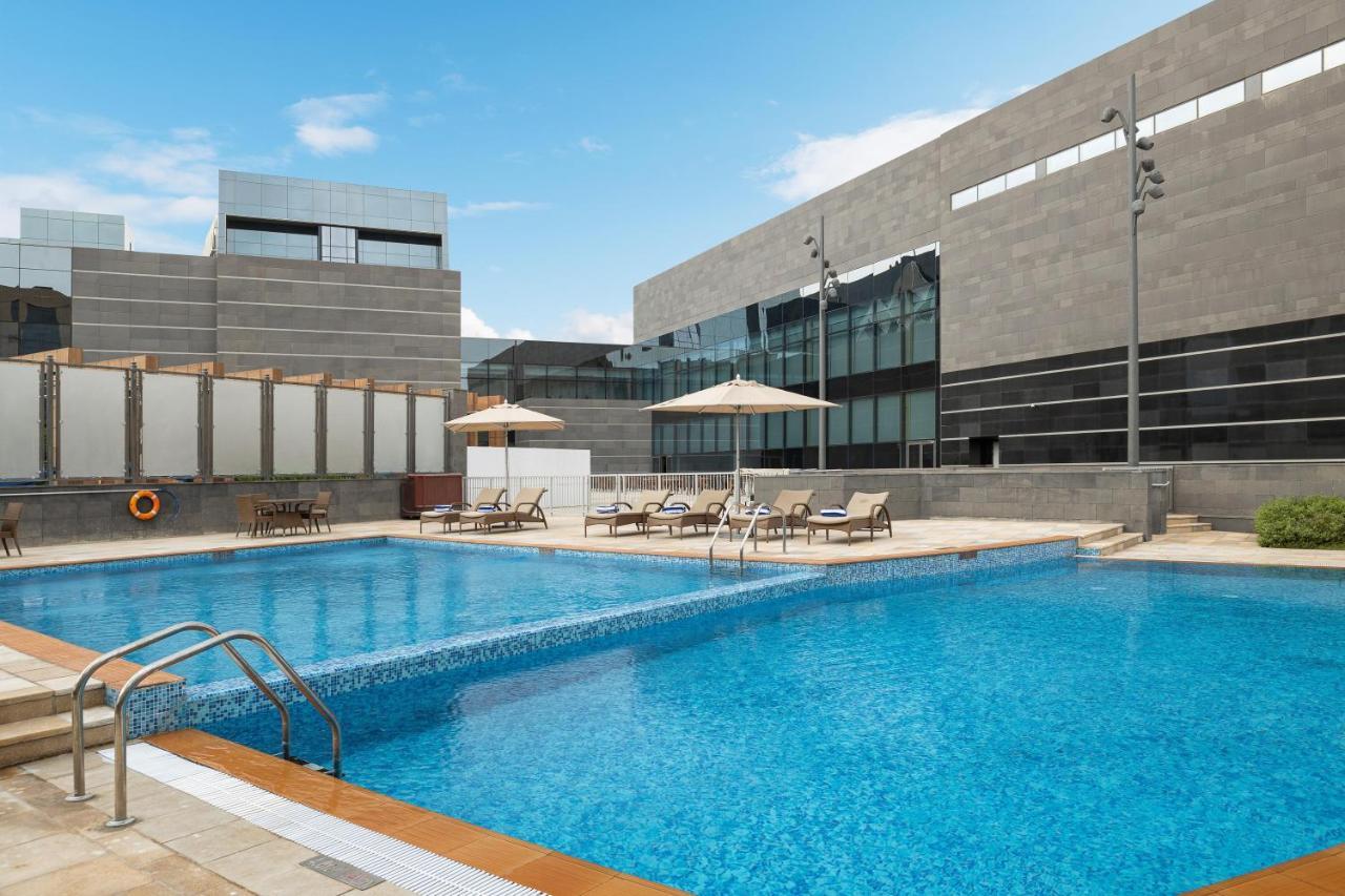 크라운 플라자 리야드 Rdc 호텔 앤 컨벤션 외부 사진 The swimming pool at the hotel