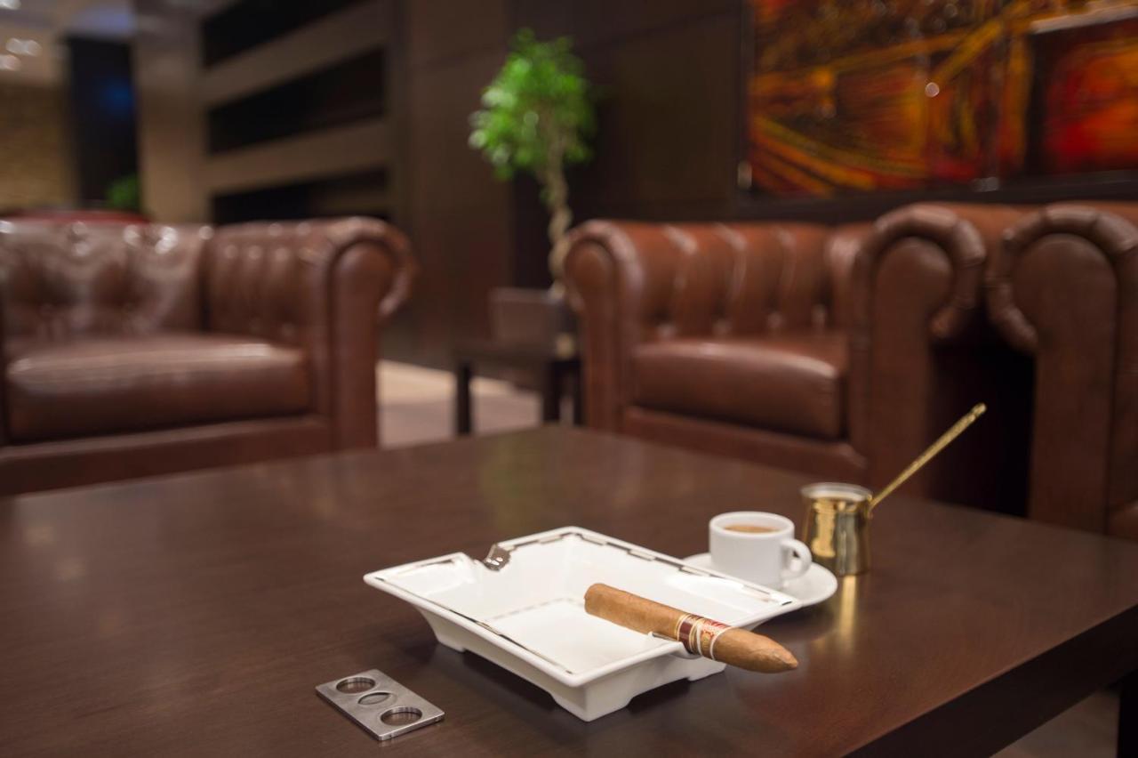 크라운 플라자 리야드 Rdc 호텔 앤 컨벤션 외부 사진 A cigar ashtray