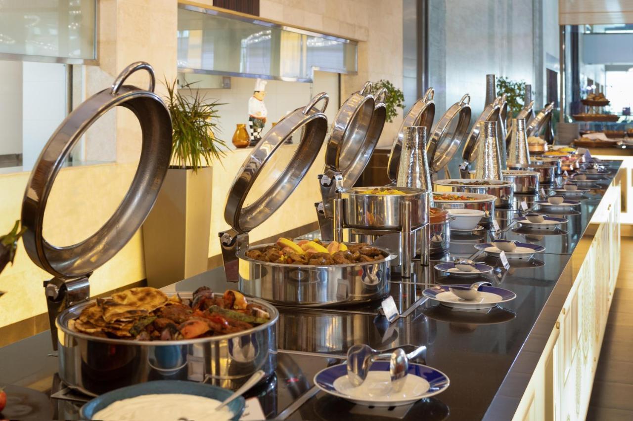 크라운 플라자 리야드 Rdc 호텔 앤 컨벤션 외부 사진 A buffet at a hotel