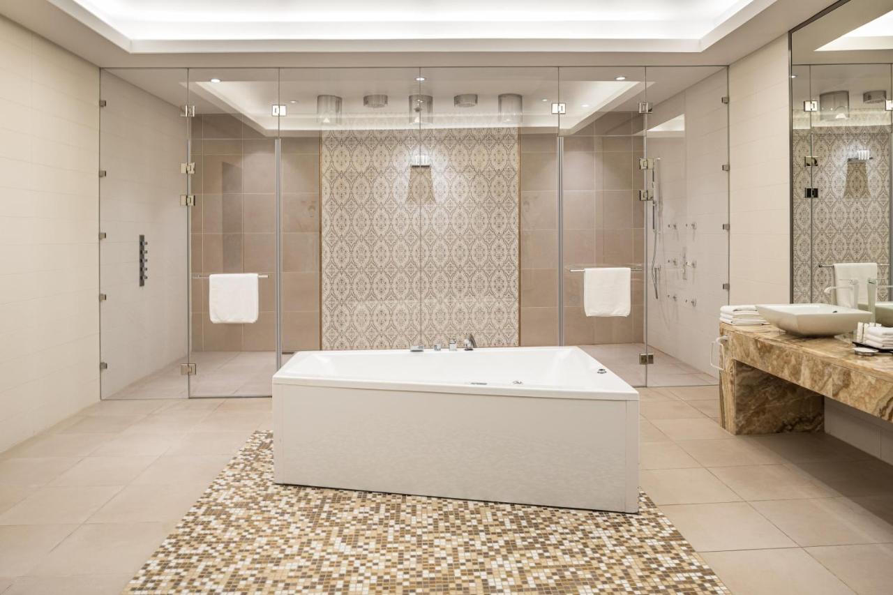 크라운 플라자 리야드 Rdc 호텔 앤 컨벤션 외부 사진 Bathroom