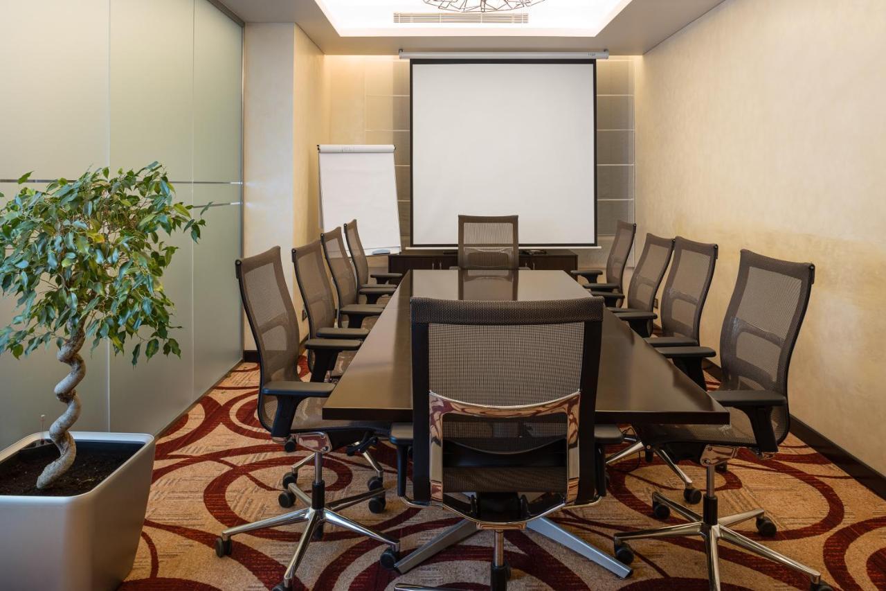 크라운 플라자 리야드 Rdc 호텔 앤 컨벤션 외부 사진 A meeting room