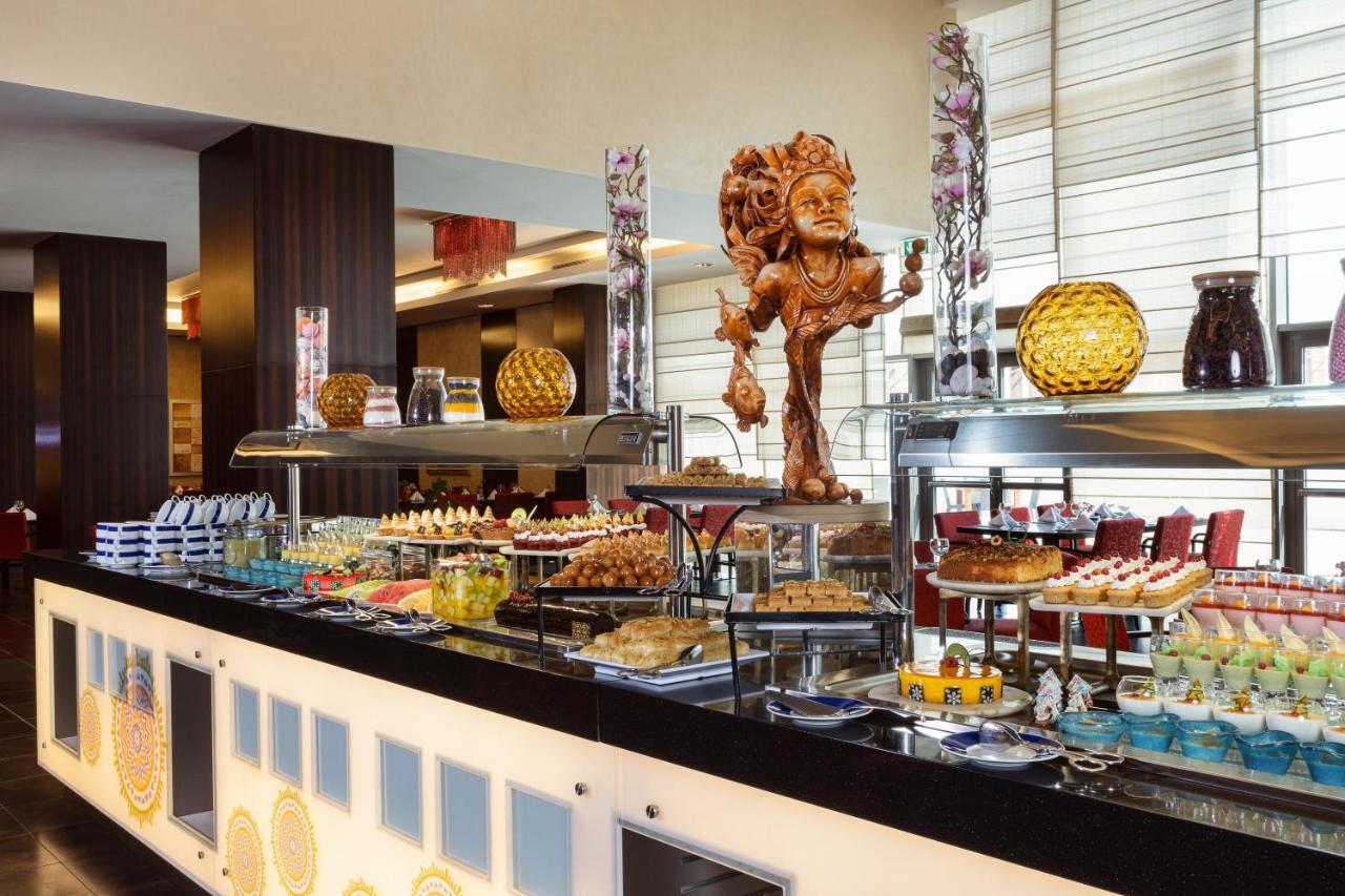 크라운 플라자 리야드 Rdc 호텔 앤 컨벤션 외부 사진 A buffet at a hotel