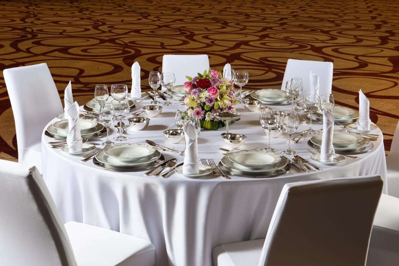 크라운 플라자 리야드 Rdc 호텔 앤 컨벤션 외부 사진 A table set for a formal dinner