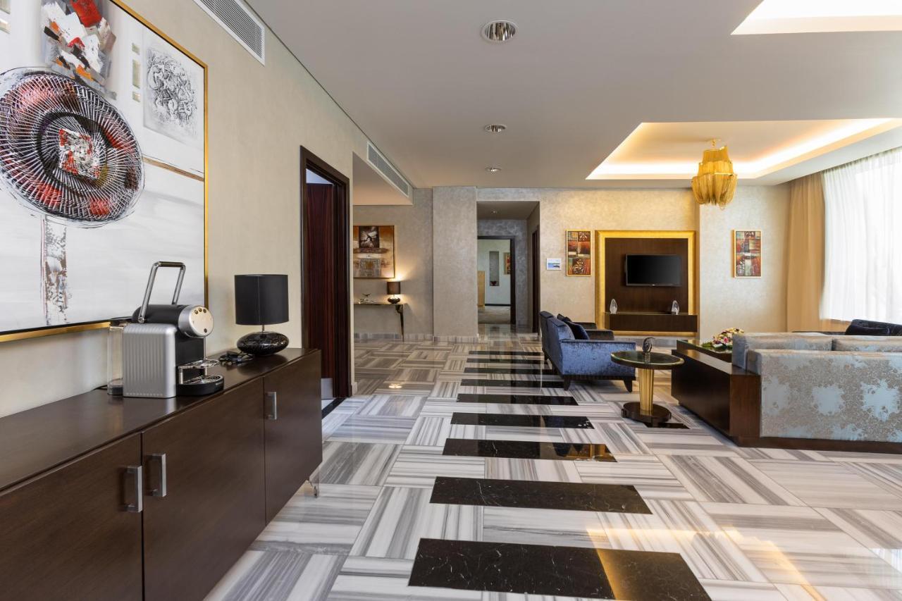 크라운 플라자 리야드 Rdc 호텔 앤 컨벤션 외부 사진 A suite at the hotel