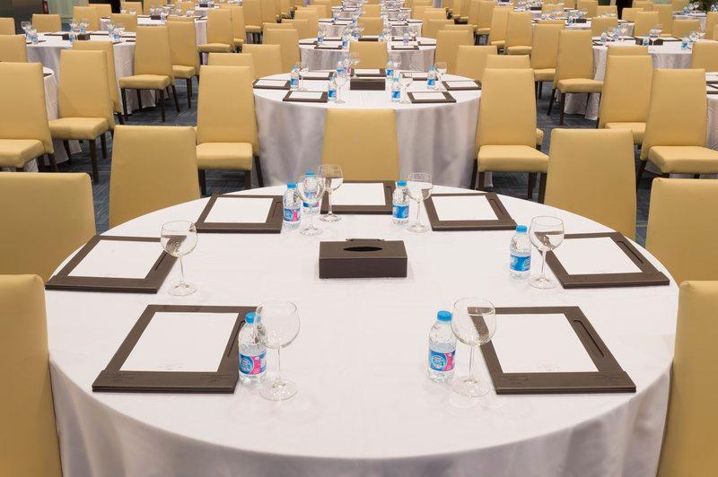 크라운 플라자 리야드 Rdc 호텔 앤 컨벤션 외부 사진 A table set for a meeting